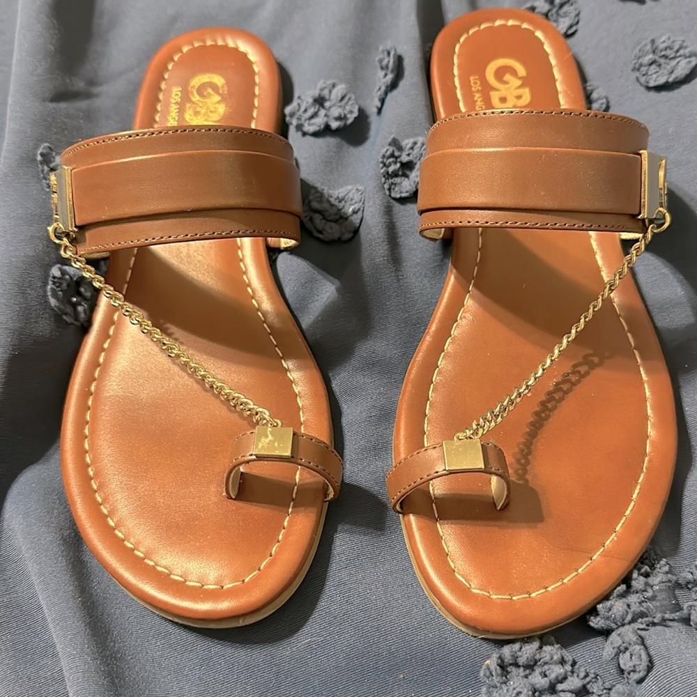 EUC GBG Los Angeles sandals. Slip on w top strap. Size 7.